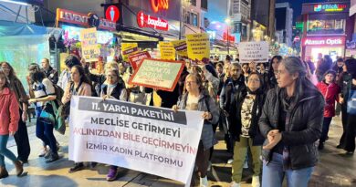 İzmir’de kadınlar 11. Yargı Paketi’ne karşı yürüdü