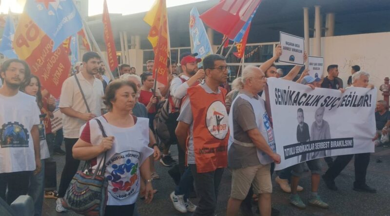 İzmir’de Başaran Aksu ve Gökay Çakır’a özgürlük eylemi