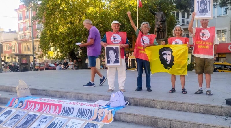 Burhaniye’de 12 Eylül cuntası protesto edildi